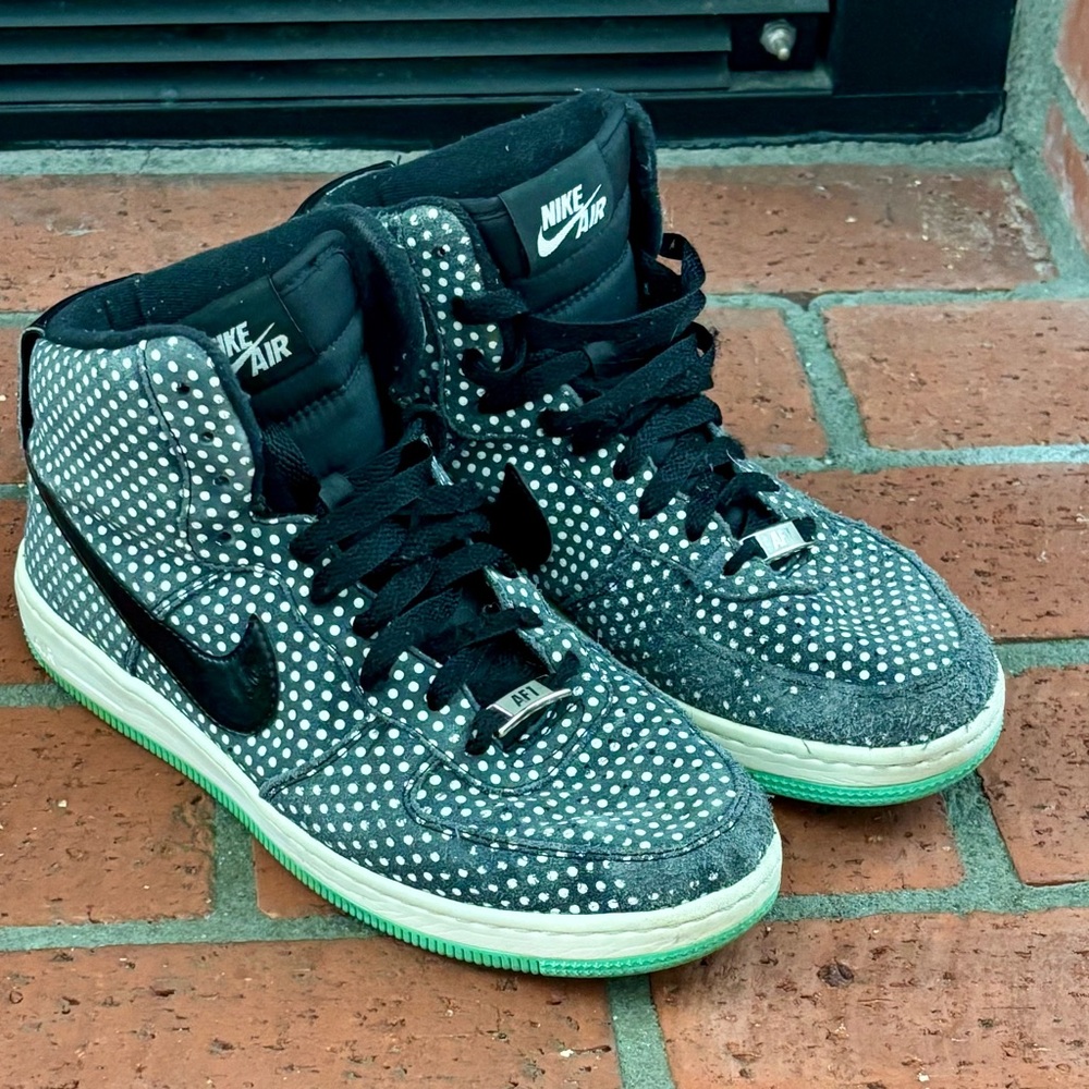 Nike Black and White Label Detail